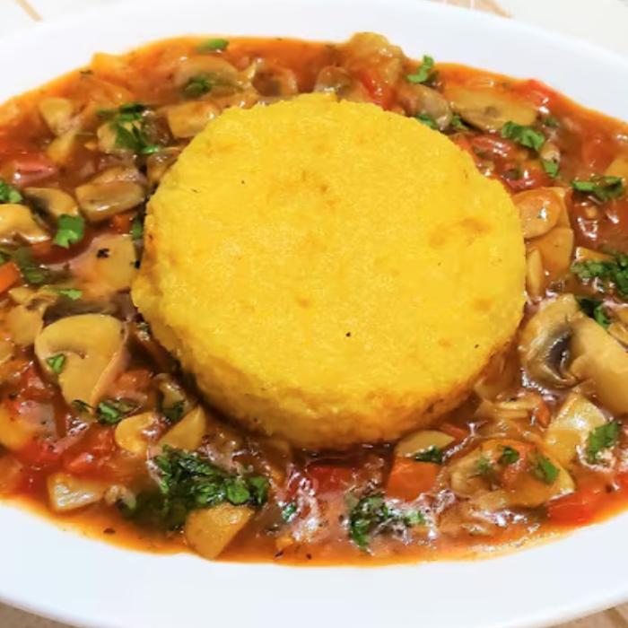 Tocăniță de ciuperci cu mămăligă - preparatul simplu care cucerește românii în Postul Mare