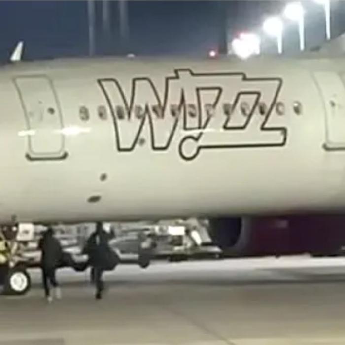 Ce riscă românii care au alergat după avion pe pista unui aeroport din Germania. Legea e aspră în astfel de cazuri
