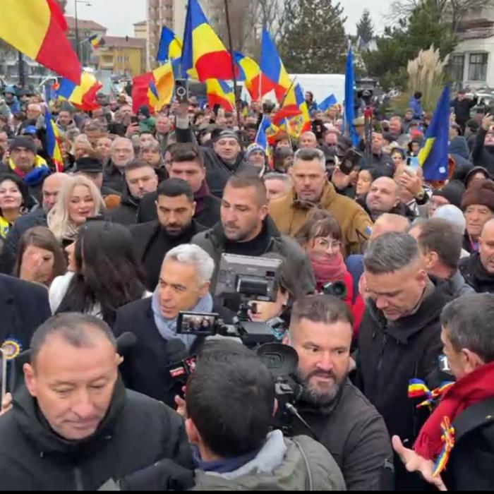 Incidente la Alba Iulia. Susținătorii lui Georgescu s-au îmbrâncit cu jandarmii și au forţat intrarea în Catedrala Reîntregirii
