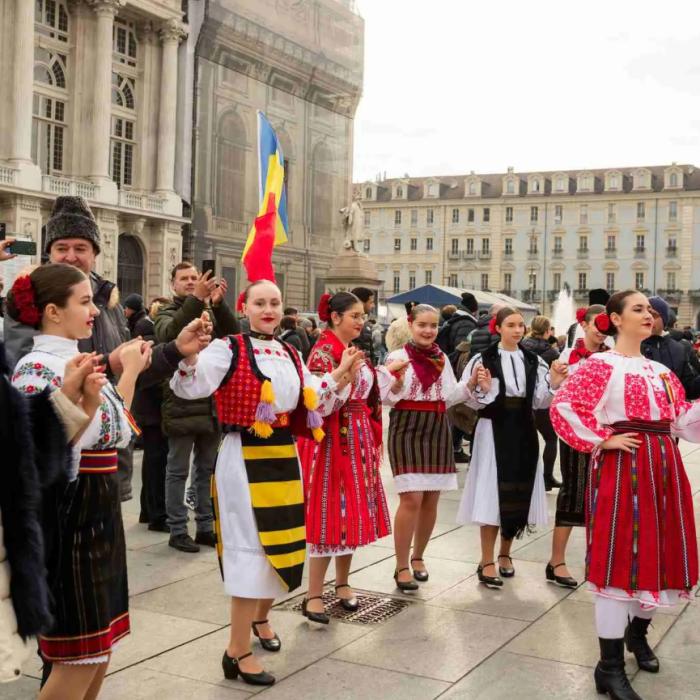 Românii din Torino au sărbătorit Ziua Națională. Mii de persoane s-au adunat în Piazza Castello, unde a răsunat Hora Unirii