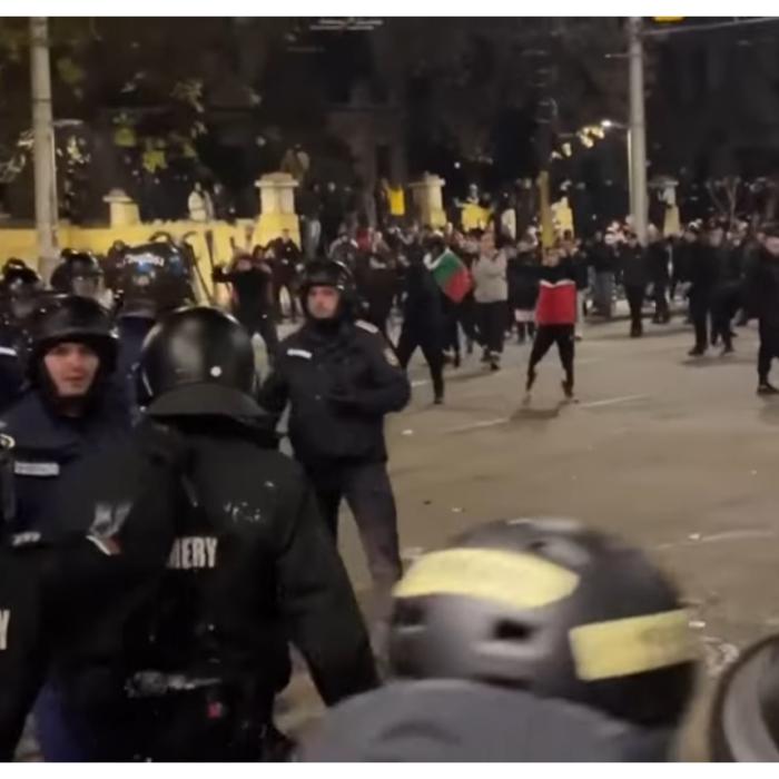 Bulgarii au ieșit în stradă, nemulțumiți de majorările de taxe și s-au bătut cu polițiștii 