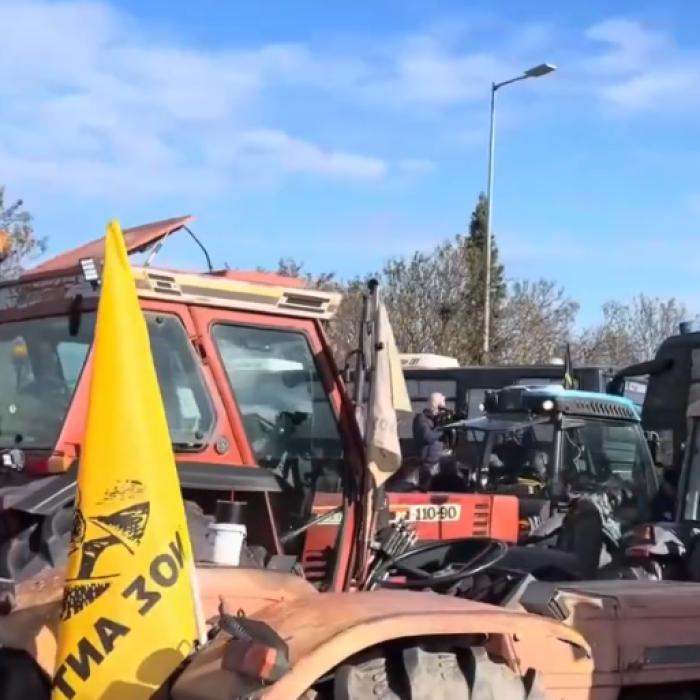 Fermierii greci declară război total guvernului: blochează autostrăzi şi vămi