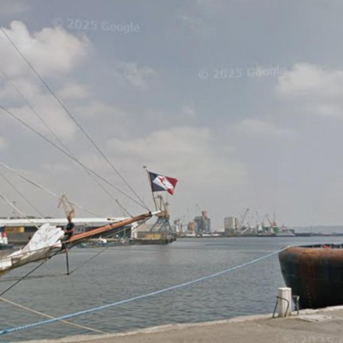 Alertă în Franța. Soldații au deschis focul asupra dronelor care survolau baza de submarine nucleare din Brest