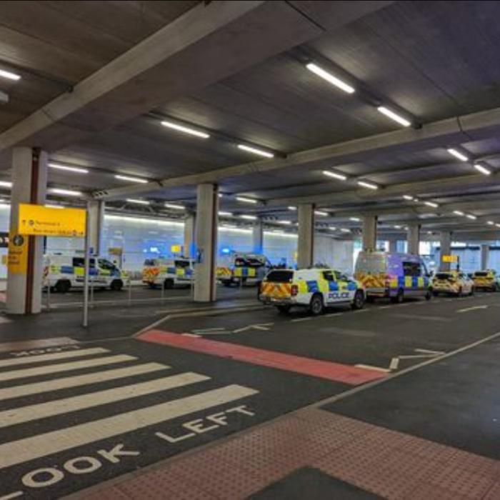 Scandal într-o parcare din Heathrow. 20 de persoane rănite, accesul spre aeroport perturbat