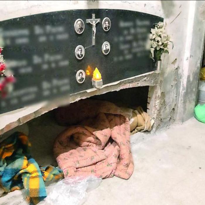 Un cimitir din Modena a ajuns "hotel" pentru săraci. Oamenii dorm în mormintele goale