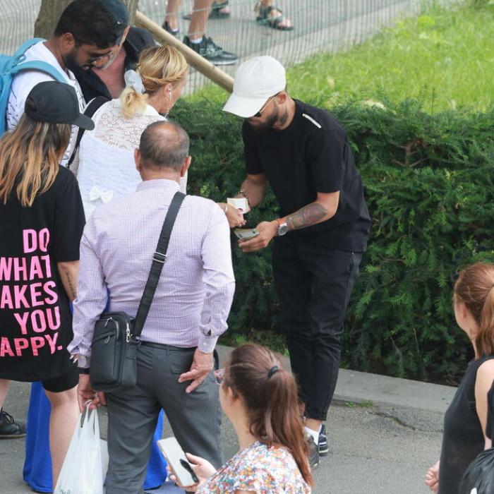 Românii care joacă alba-neagra la Turnul Eiffel au trimis în țară peste 300.000 de euro