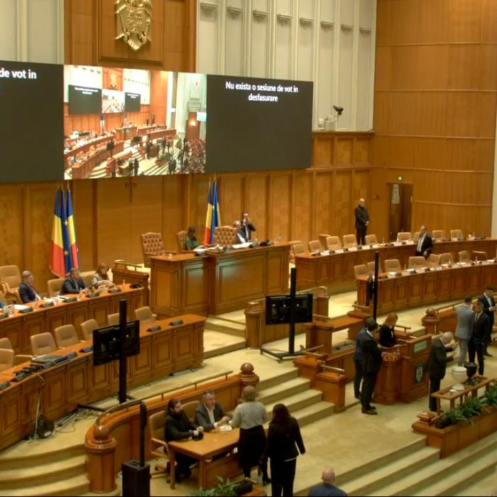 Moțiunea de cenzură împotriva guvernului Bolojan a picat. Opoziția a făcut circ în Parlament