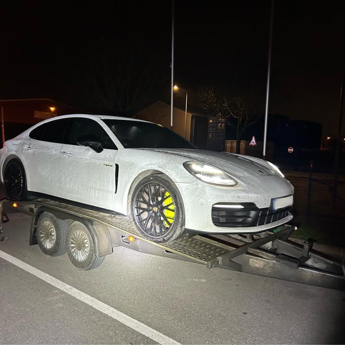 A vrut să ducă un Porsche din România în Spania, dar a rămas în drum. Polițiștii germani i-au cerut taxe de 21.000 de euro