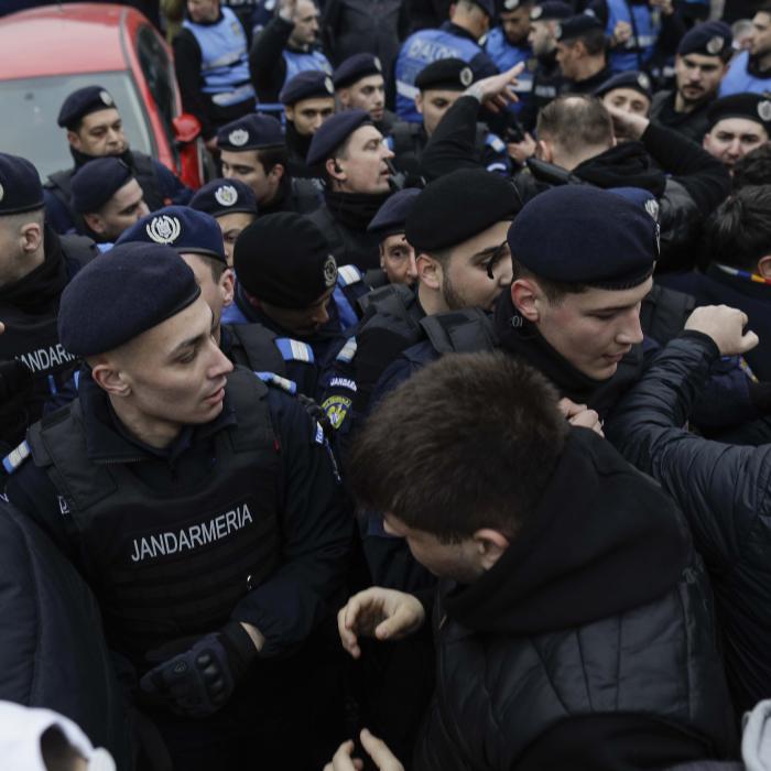 Arestări și intimidări la protest? Jandarmeria reacționează după scandalul din fața Curții de Apel