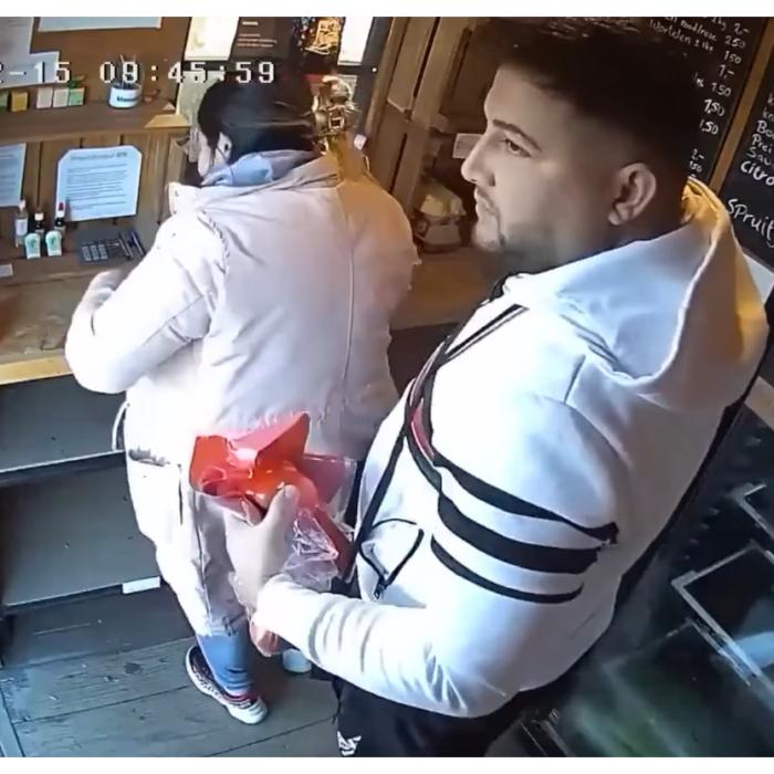 Doi români au golit un "magazin al încrederii" din Olanda. Au luat tot ce era înăuntru fără să plătească