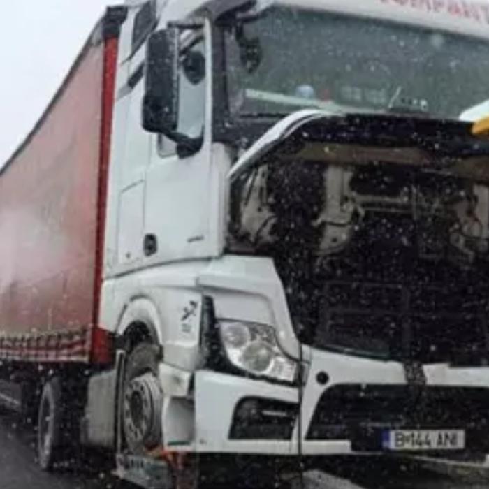 Explicația unui șofer român, după ce a făcut accident și a blocat o autostradă în Belgia: "Am băut apă și m-am înecat"