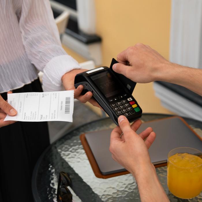 Taxă ascunsă într-un restaurant din Austria: 20 de euro în plus pe notă pentru un scaun gol