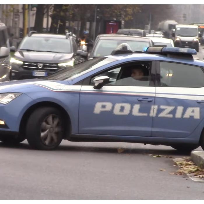 Un român din Italia a luat arma unui polițist și a tras în echipaj 