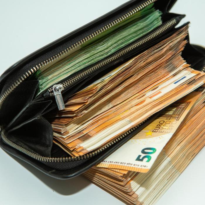 Oprit de poliție în Germania, un român a îndesat zeci de mii de euro în chiloți