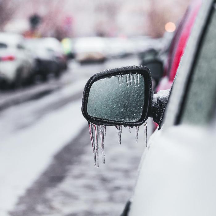 Gerul şi poleiul au cauzat mai multe accidente rutiere şi închiderea şcolilor în Germania