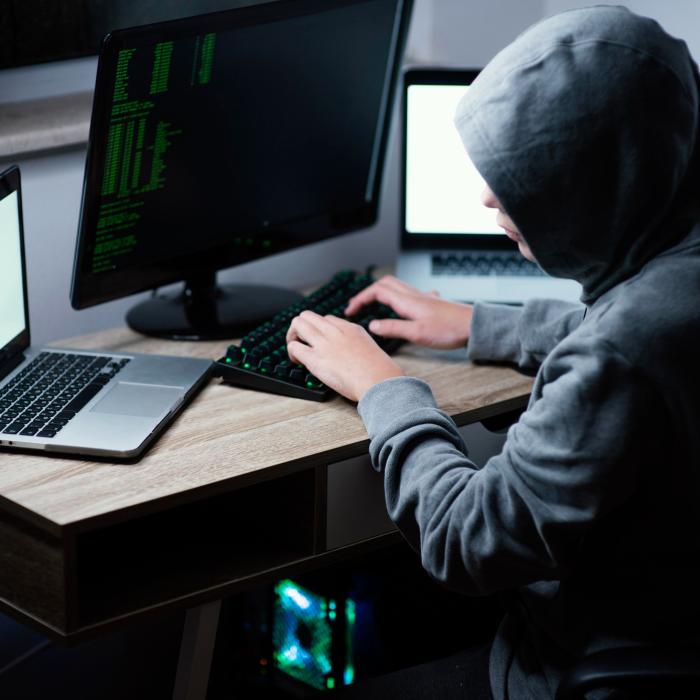 Site cu asasini la comandă, descoperit în România. Percheziții de amploare ale DIICOT