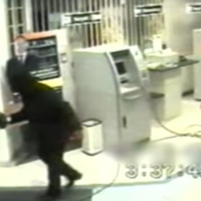 Românii care aruncau în aer bancomate în Austria, la un pas de crimă. O ușă de seif de 50 de kg a trecut la doi metri de paznic