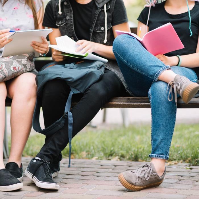 Scandal în Anglia. Zeci de mii de studenți români ar fi fraudat sistemul de împrumuturi universitare. Paguba: 13 miliarde de lire