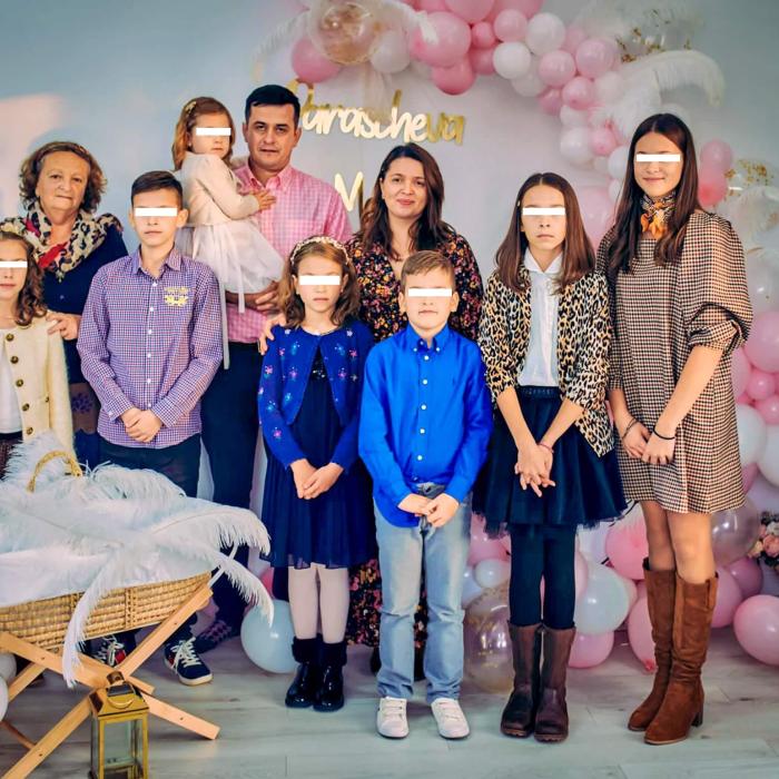 S-a întors cu cei 8 copii în România: „În Anglia erau prea libertini, aici cresc cu frică de Dumnezeu”