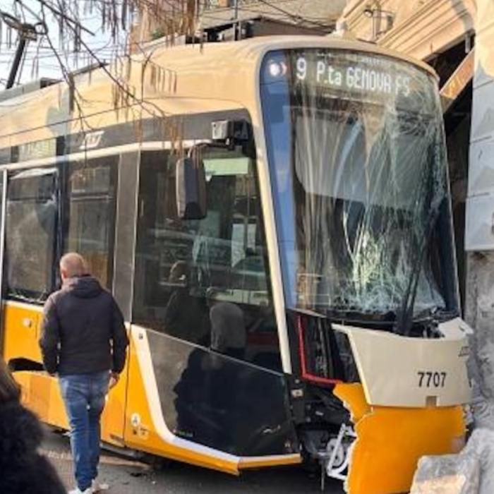 Tramvai deraiat la Milano: un mort și 39 de răniți. Mai mulți pietoni au rămas blocați sub vehicul