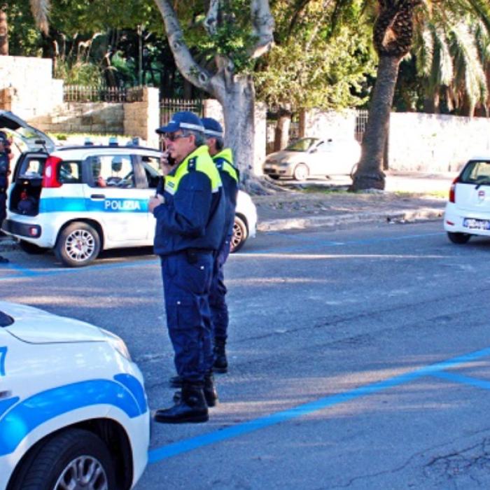 Trei spărgători români, cu insigna Poliției Române, arestați în Italia. Au fugit cu BMW-ul de poliție, dar au fost prinși 