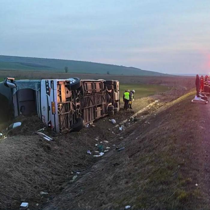 Accident cumplit la Galați. Un autocar Chişinău - Bucureşti s-a răsturnat: Un mort şi 14 răniți