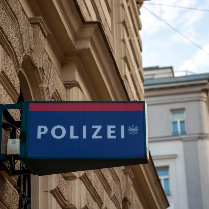 Româncă lovită pe o trecere de pietoni din Innsbruck. Un austriac de 76 de ani a ignorat complet semaforul roșu