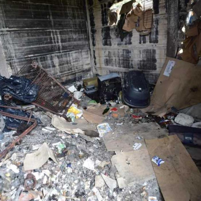 Bebeluș de 15 zile, găsit într-un apartament din Roma printre droguri, gunoaie și mizerie. Un român a fost arestat