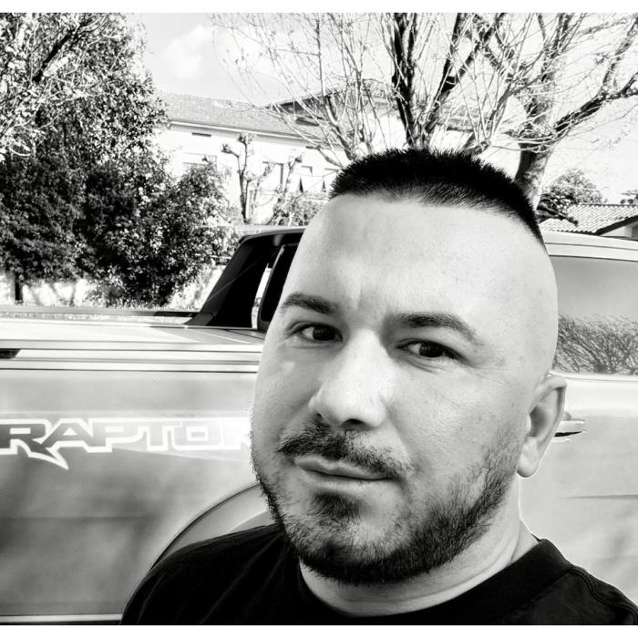 Șofer român de TIR, găsit mort în Italia, în cabină