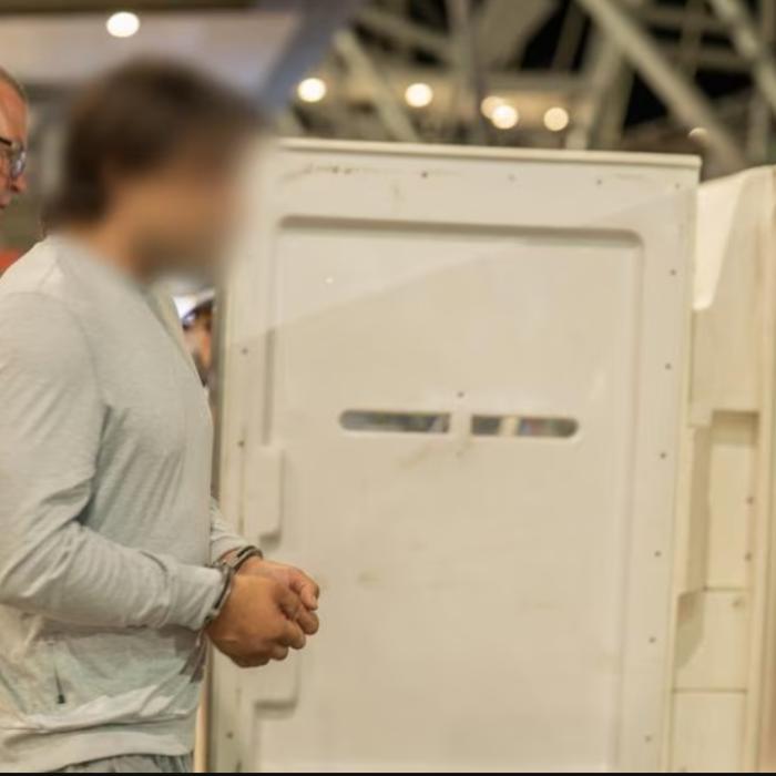 Doi români arestați în Australia. Păcăleau bătrâni și le scoteau banii de pe carduri