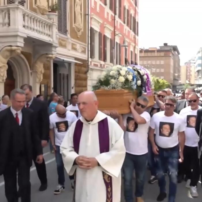 Mii de oameni la înmormântarea lui Giacomo Bongiorni. Mesajul episcopului pentru fiul care a încercat să-l ridice din stradă