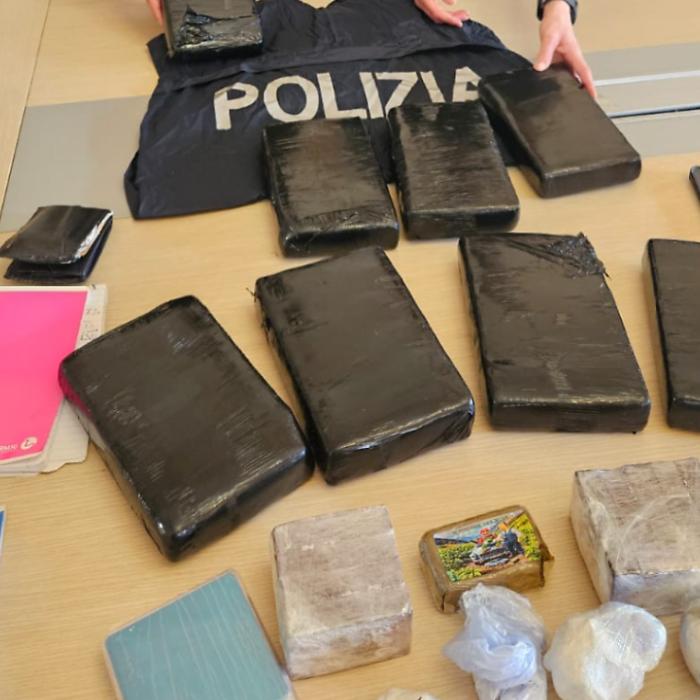 Româncă prinsă în Italia cu 10 kg de cocaină în mașină. Autoritățile i-au luat copiii și i-au plasat în grija bunicilor