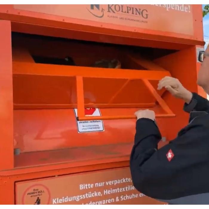 Un român a rămas blocat într-un container de haine uzate din Germania. Polițiștii au tăiat containerul ca să-l poată scoate 