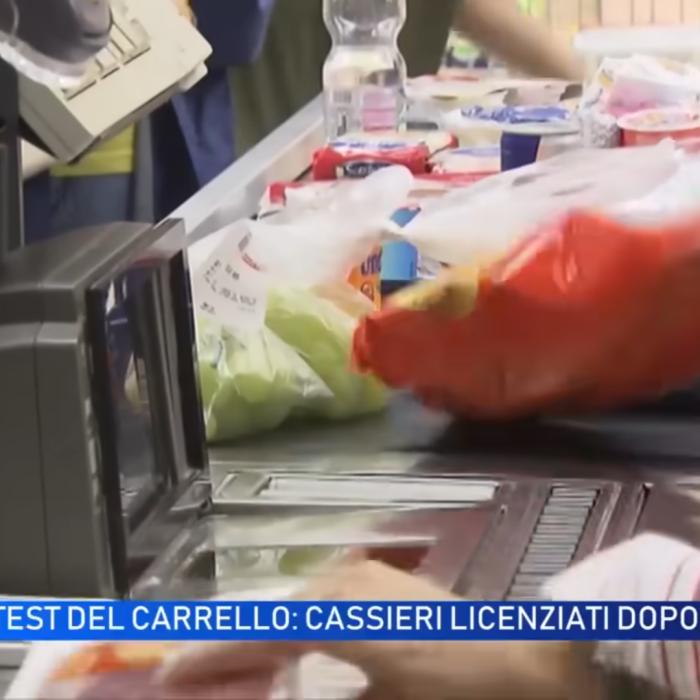 Casieriță, concediată de la supermarket pentru două batoane: "Nu știu cum s-au scanat singure" 