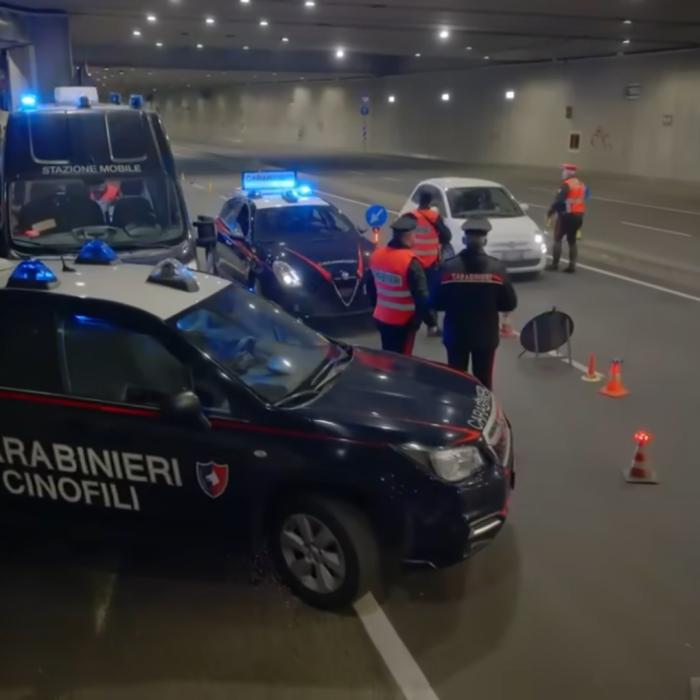 O româncă din Italia, măritată cu un marocan, riscă 20 de ani de închisoare. Polițiștii i-au oprit pe autostradă 