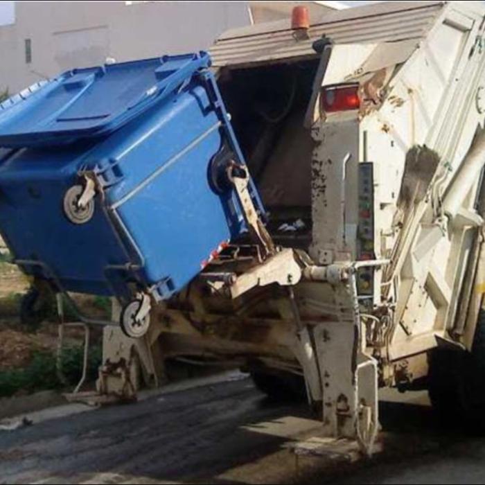 Un român care dormea într-un tomberon din Salonic a fost luat pe sus de mașina care compacta gunoiul