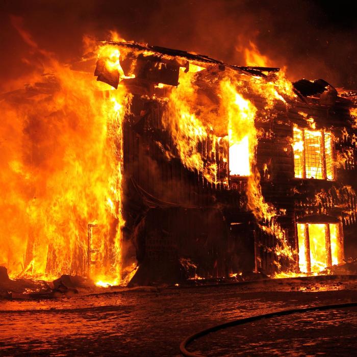 Femeie arestată după un incendiu. Ar fi provocat sau ar fi permis moartea a doi copii de 1 an și 3 ani