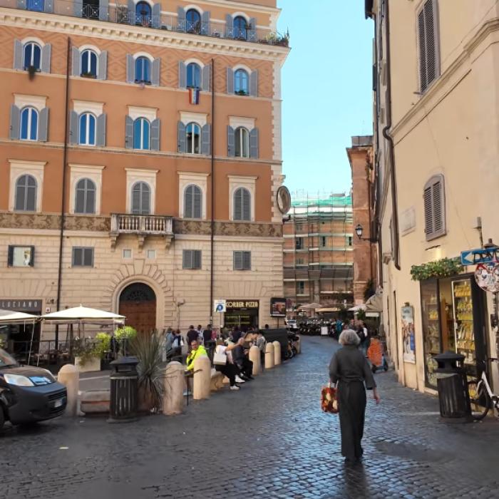 Supărat că n-a reușit să plătească cu bani falși, un român a făcut un scandal monstru în centrul Romei