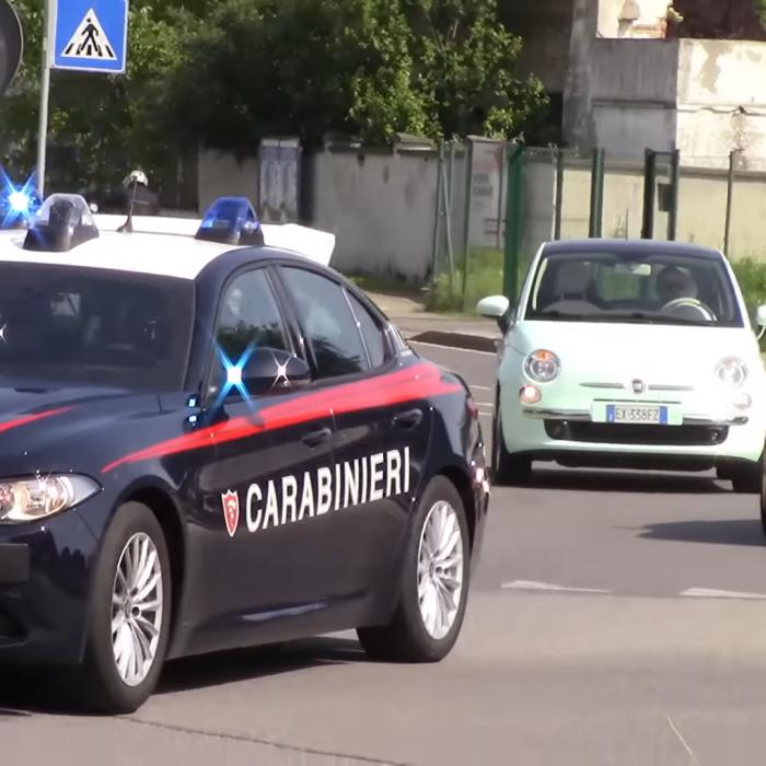 Român de 22 de ani, expulzat din Italia după ce s-a bătut cu polițiștii și a spart geamul autospecialei 