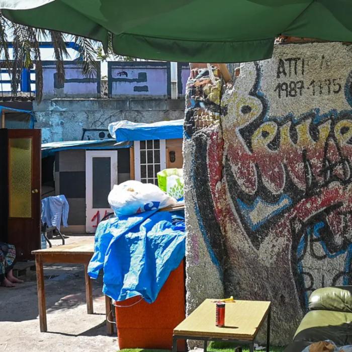 Romi din România și-au făcut o tabără pe ruinele celebrului club Attica din Madrid: "Te descurci cum poți"