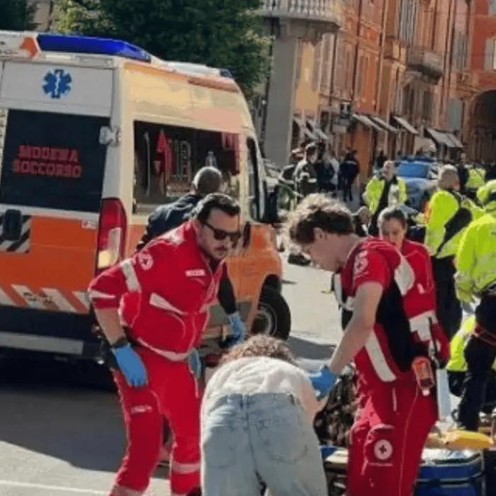 Atac în Italia, la Modena. Un șofer a intrat cu mașina în mulțime. Sunt cel puțin 10 victime 
