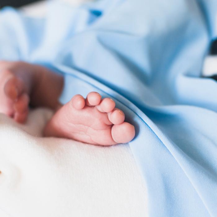 O româncă și-a luat copilul bolnav și a dispărut dintr-un spital din Germania. Poliția a găsit-o în Ungaria