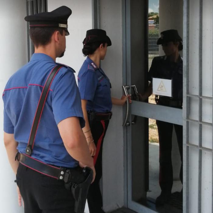 Român din Italia, denunțat de carabinieri după ce nu a putut explica de ce avea în mașină un cutter și un ciocan