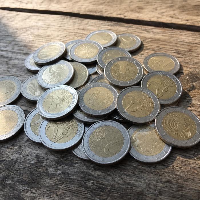 Val de monede false de 2 euro. Fabrica a fost găsită în Italia. Cum să le diferențiezi de cele reale 