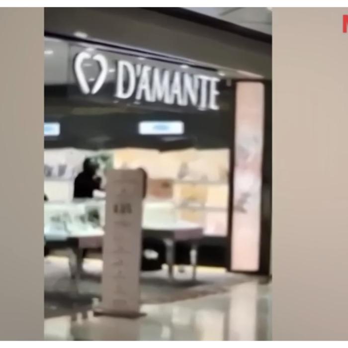Jaf într-un centru comercial de lângă Milano, în plină zi. Trei persoane au intrat mascate și au plecat cu prada 