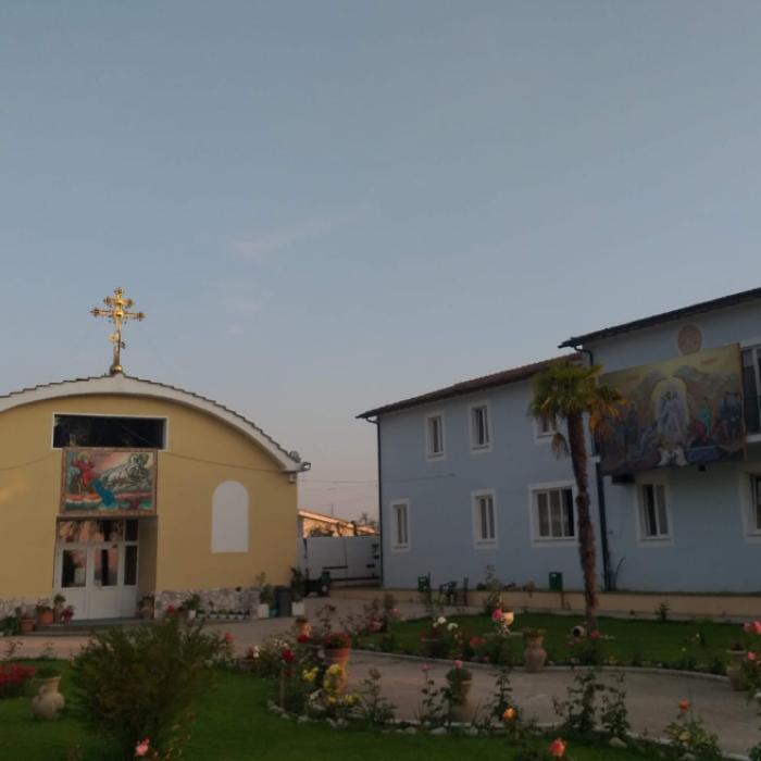 Atac barbar lângă o biserică românească din Italia. Un bărbat și-a înjunghiat iubita în față