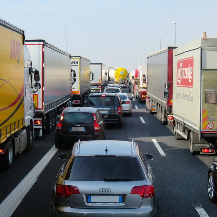 Șoferii de TIR din România nu mai sunt obligați să descarce sau să încarce marfa. Legea a fost promulgată 