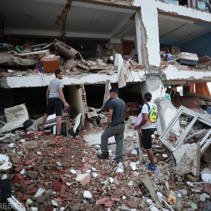 Venezuelenii sapă printre dărâmături cu mâinile goale. Noul bilanț al morților, după cutremur 