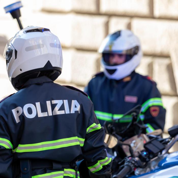 Un român din Italia coordona rețeaua de hoți din arest la domiciliu. Când a venit poliția, a sărit la bătaie
