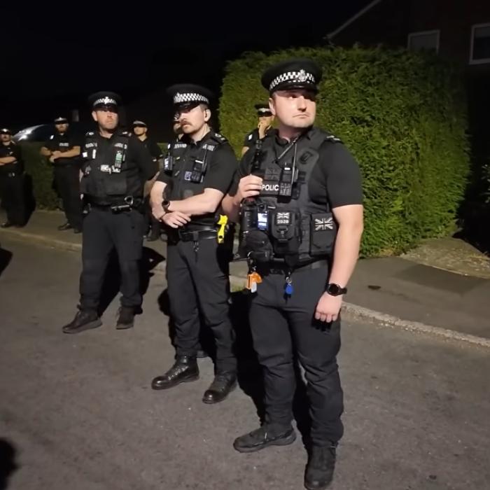 Violenţe în Anglia. Zeci de persoane au atacat locuinţe despre care credeau că adăpostesc solicitanţi de azil